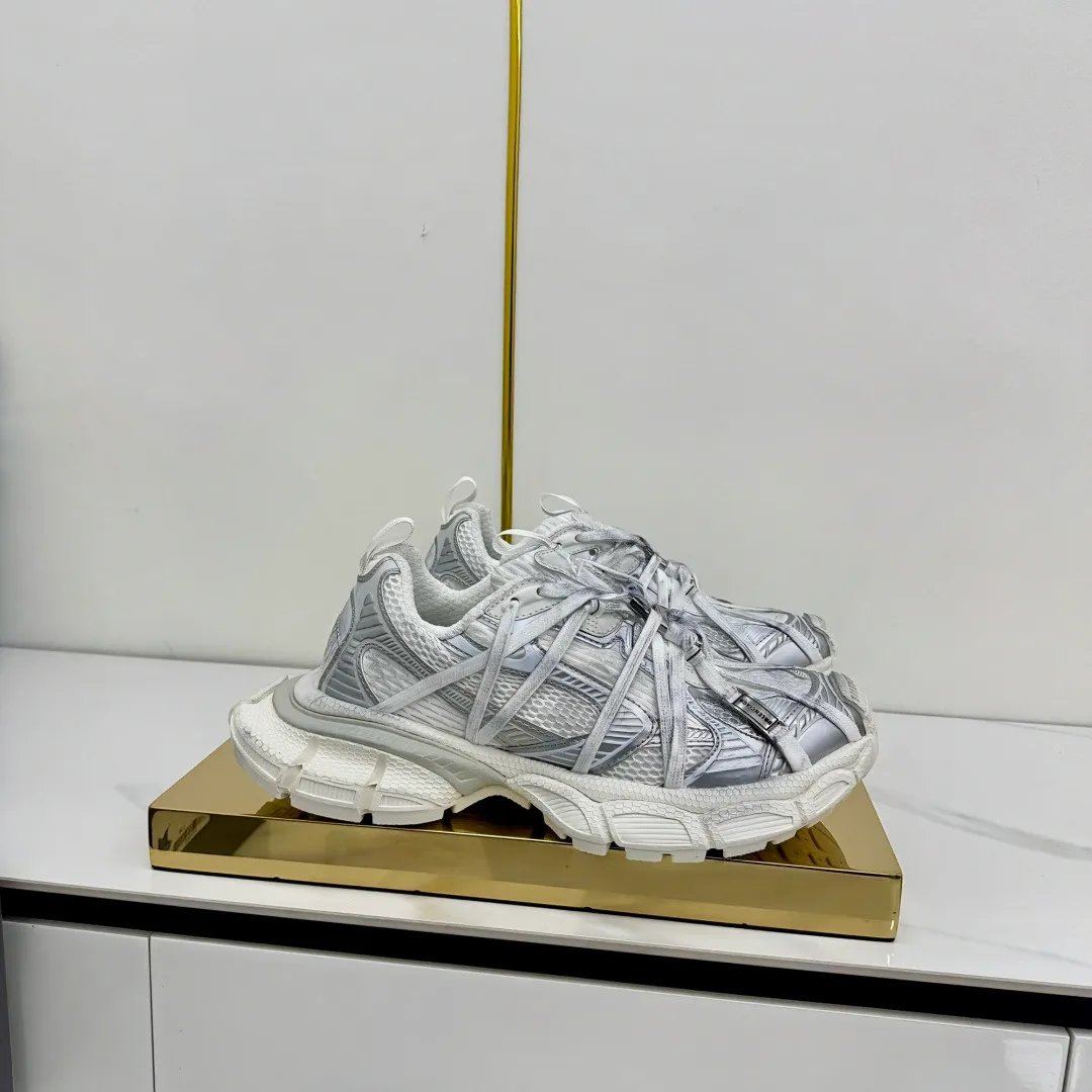 👟👟Ex-factory price 820👟👟 Balenciaga Balenciaga's latest popular 9th generation 3XL Sneaker Spider-Man series, couple's dad shoes, original purchase, development and production. Balenciaga 3XL Sneaker's overall shoe shape draws on the creative ideas of Balenciaga Track and Balenciaga Runner. It is equivalent to removing the outer frame of the Track shoe body while inheriting the streamlined shape and shape of the Runner. Track flat toe, new color matching, the entire shoe body is integrated into the spider binding shoelace design decoration, the exaggerated shape is more prominent. Fabric: original customized imported technical fabric + mesh inner lining: original customized breathable mesh lining. Outsole: original molded 5-layer ultra-light MD combination rubber sole. Bottom thickness: 5CM. Size: 35-45. Original packaging.